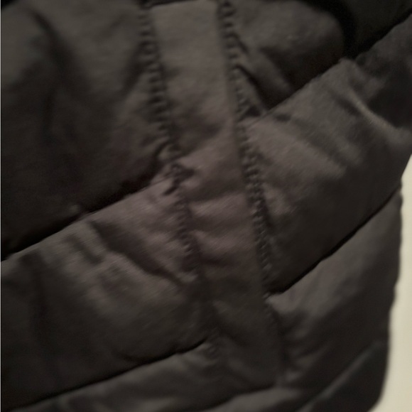 Gap women’s size medium puffer vest - Picture 4 of 4